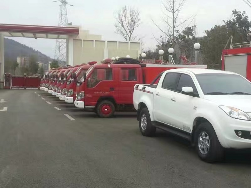 我公司給云南昭通鄉(xiāng)鎮(zhèn)消防隊(duì)維修翻新消防車(chē)輛。