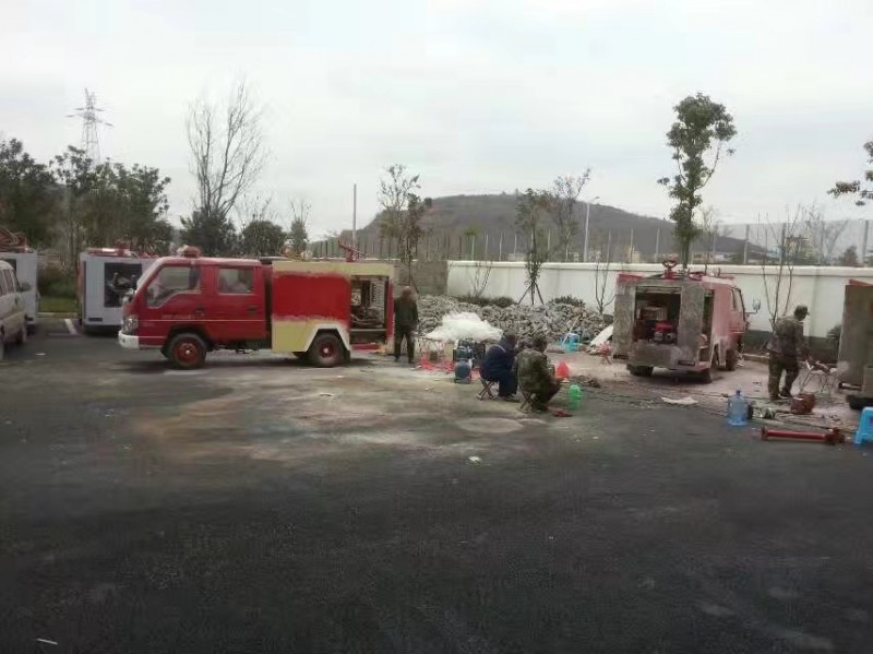 我公司給云南昭通鄉(xiāng)鎮(zhèn)消防隊(duì)維修翻新消防車(chē)輛。。